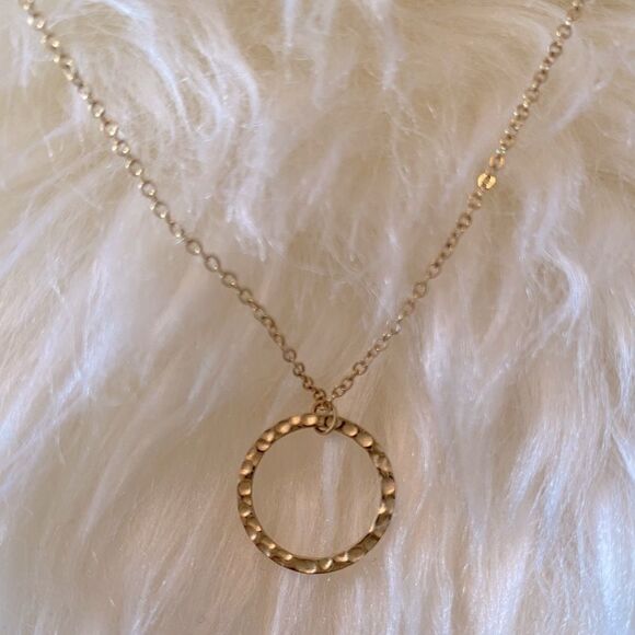 NEW Dainty Hammered Gold Tone Circle Pendant Necklace. - Picture 1 of 4